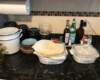 PYREX AND OTHER KITCHEN ITEMS
