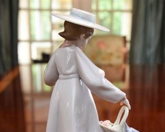 ITEM 17: Lladrò #6414 "Hello Friend" $65
Mint condition. No box