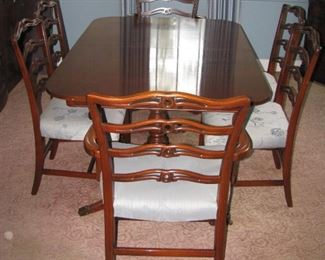Drexel dining table/2 leaves/6 chairs