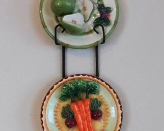 $25.  KITCHEN PLATE RACK WITH 2 PLATES.   Email us or call 512-954-3050 to buy it now or make an offer.