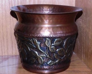 $25. LARGE DECORATIVE COPPER POT.   Email us or call 512-954-3050 to buy it now or make an offer.