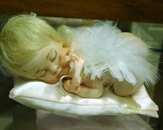 2005 T&D PORCELAIN ANGEL BABY DOLL ON SATIN PILLOW