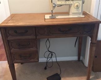 Singer Stylist 513 Sewing Machine in Cabinet