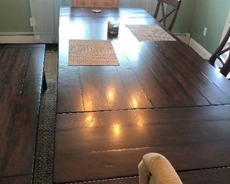 BEAUTIFUL DINNING ROOM TABLE