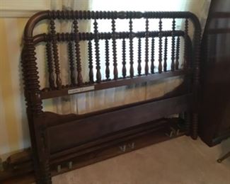 Headboard & footboard With spindles