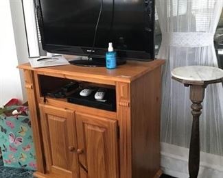 TV and small console - marble top stand