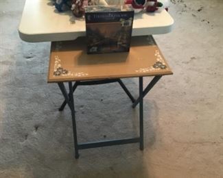 Folding table