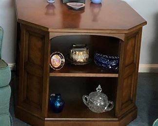 https://www.ebay.com/itm/114240034752	BU1020: Mediterranean 1970s  Accent End Table with Shelves Local Pickup	 Auction 

