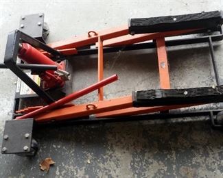 Muncie Tool Master Hoist Motorcycle Jack, 1,050 Pound Capacity