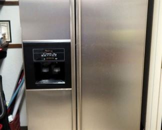 Whirlpool Side By Side Refrigerator/Freezer With Water And Ice In Door, Model GD25SFXH503, 70" x 36" x 34"
