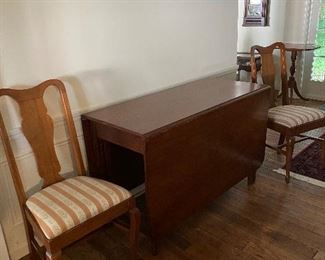 Beautiful antique mahogany  drop leave table and 6 chairs