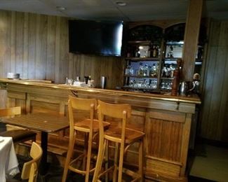 BAR & BAR STOOLS/FLAT SCREET TV