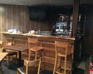 BAR & BAR STOOLS/FLAT SCREET TV