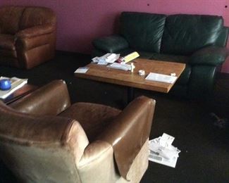 LEATHER LOVESEAT/LOUNGE CHAIRS