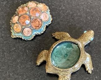 Detail: Jay Strongwater mini turtle trinket box.  Approx size 2"