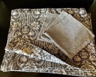 $40 Set of 4 Busatti Tuscan linen placements and coordinating napkins.  Grey,