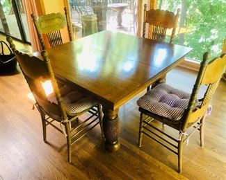Stunning Table and 4 chairs 