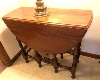 Gate leg drop leaf table