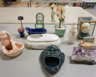 1020	LOT, NOVELTY ASHTRAY, AMETHYST QUARTZ, COVERED BOX, ASSORTED KNICK KNACKS
