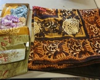 1041	TEXTILE LOT, LAP ROBE, TABLE SCARVES AND DOILIES
