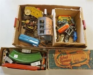 1077	LOT, TOY SPIRAL SPEEDWAY AND COLLECTION OF TIN TOY PARTS AS FOUND
