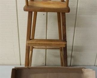 1153	DOLL HIGH CHAIR W/TRAY & 3 SMALL DOLLS

