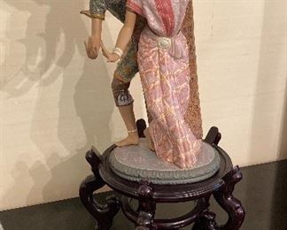 Large Lladro figurine, Mint Condition with no breaks or repairs, all Lladro's in sale are in mint condition, most with original boxes.