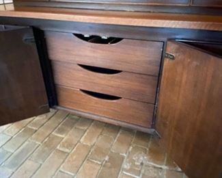 Drawers and side shelves for great storage.