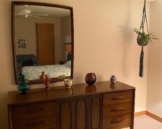 Broyhill “Emphasis” Mid Century bedroom set. Excellent condition.
Full size bed.