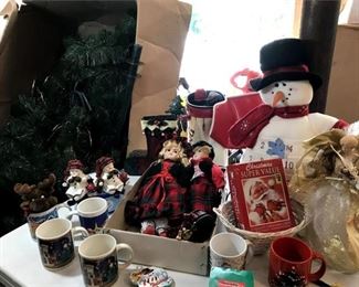 90. Christmas Lot wTree