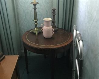 Round accent table with brass lamp