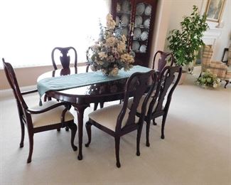 THOMASVILLE TABLE &  8 CHAIRS WITH TABLE PADS