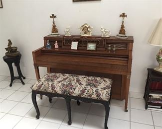 Everett Piano Co., 59 1/4" x 41" H x 25" D. Dyna Tension Scale Est. 1883, Balanced Tension Back.