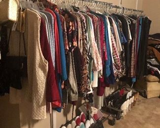 looks like sizes 1x=3x= nice brands good quality purses and clothing and shoes- lots of sas brand