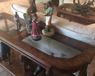 have sofa table - coffee table - 2 end tables that all match