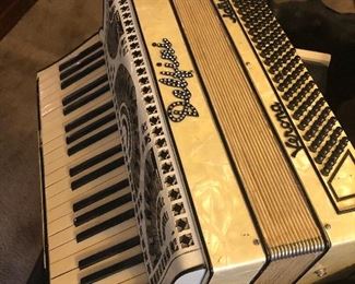 yup pearl trim accordian