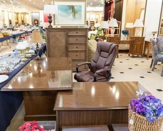 Love this L shaped desk - excellent condition and very attractive.