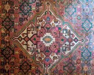 Center medallion of the Persian Lilihan Sarouk rug.