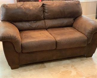 Ashley Furniture Faux Leather Loveseat Sofa	29x72x40in	HxWxD	AH115