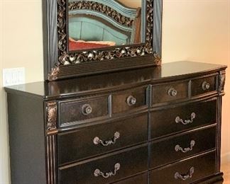 Ashley Furniture Suzannah 8 Drawer Dresser w/ Mirror B327-31	41x70x18in Mirror: 42x44in	HxWxD	AH136