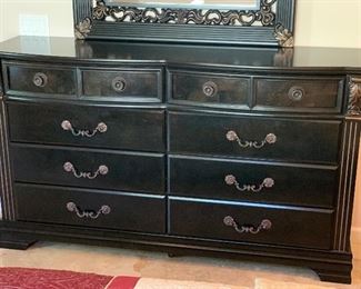 Ashley Furniture Suzannah 8 Drawer Dresser w/ Mirror B327-31	41x70x18in Mirror: 42x44in	HxWxD	AH136