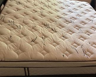 King Ashley Furniture Signature Suzannah Sleigh Bed	62x80x95 Mattress Height: 25in	HxWxD	AH139