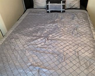 Queen Silver/Black Bed set			AH163