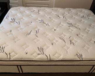 Ashley Furniture Cavallino Black wood Queen Bed	73x65x93in mattress height: 34in	HxWxD	AH164