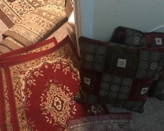 4- 2'x3' rugs and an 8' round rug to match 