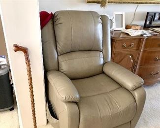 There are two excellent condition lift chairs in this sale.