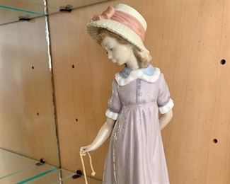 This gorgeous Lladro numbered 5044 in the Lladro collection is in excellent condition. 