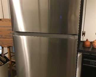 Like new Samsung stainless refrigerator 