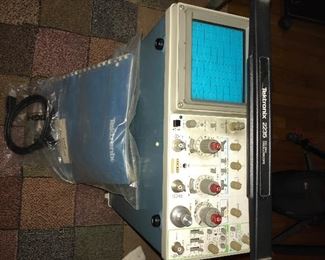 Tektronix 2235 Oscilloscope 100MHz complete with manuals and cable