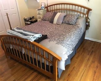$500 - Bed - queen size